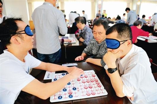 20余盲人象棋手在汉对决 以手代眼脑中成盘(图