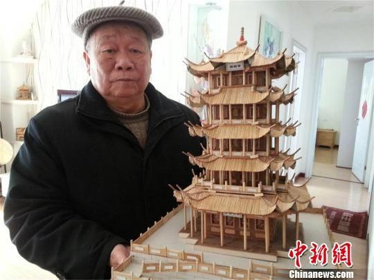 黄石76岁老人创意独特 打造“牙签版”黄鹤楼_大楚网_腾讯网