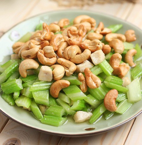 一个窍门让芹菜更脆嫩 腰果西芹炒鸡丁_大楚网_腾讯网