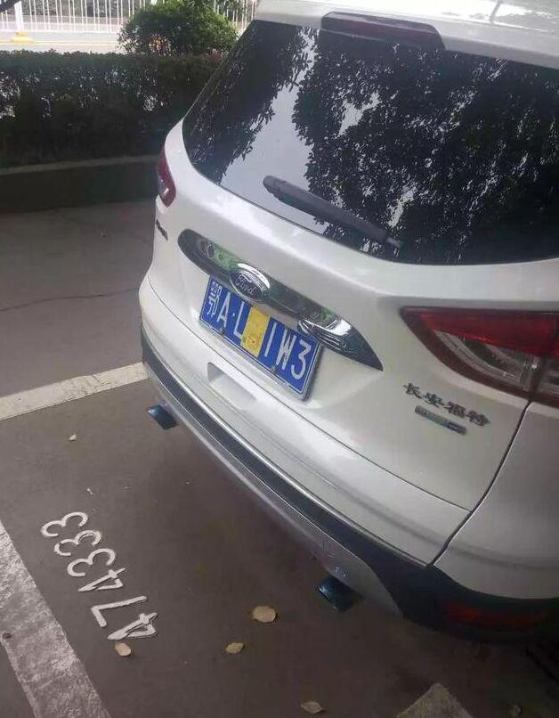 城管贴车辆违停单是拍车牌还是车架号