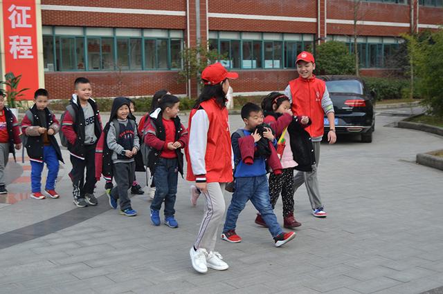 喜迎军运 武汉光谷为明实验学校志愿者在行动