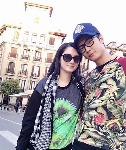 洪欣与小11岁老公游欧洲 网友吐槽像母子
