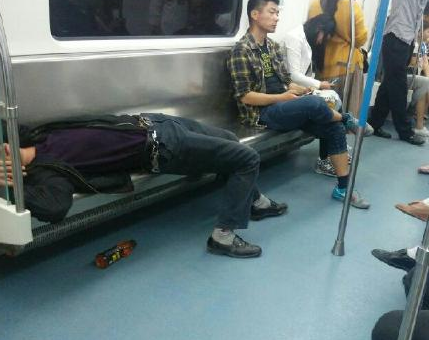 武汉消夜季 坐末班车遇地铁醉汉实在烦