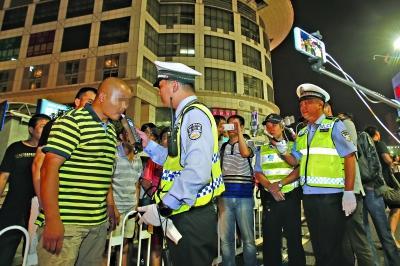 好潮!武汉交警直播严查酒驾 130万人在线观看