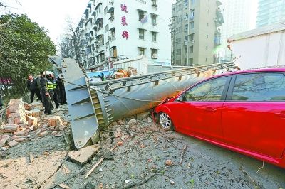 打桩机武汉突然倒地吓瘫太婆 砸垮围墙砸瘪两