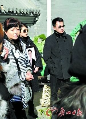 整个仪式简单低调.在即将送柏寒老师火化时,儿子韩青说,"我妈妈一