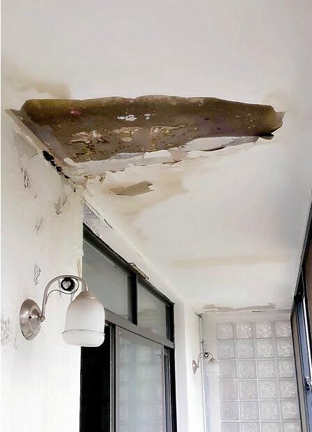 小区住户阳台天花板漏水欲查因 楼上业主拒开