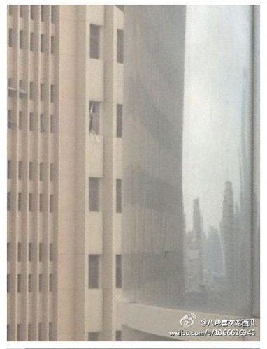上海电信大楼消防喷淋故障爆开 致窗户玻璃破
