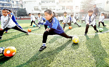 湖北校园足球计划将启动 足球成中小学必修课