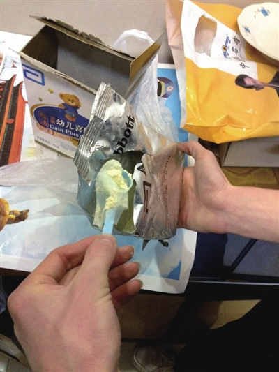 雅培奶粉吃出避孕套 客服表愿更换奶粉