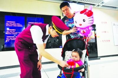 武汉鼓励文明乘坐地铁 小红花换氢气球逗乐萌娃