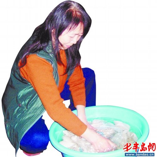 母亲长期卧病在床她每天洗200块尿布_大楚网
