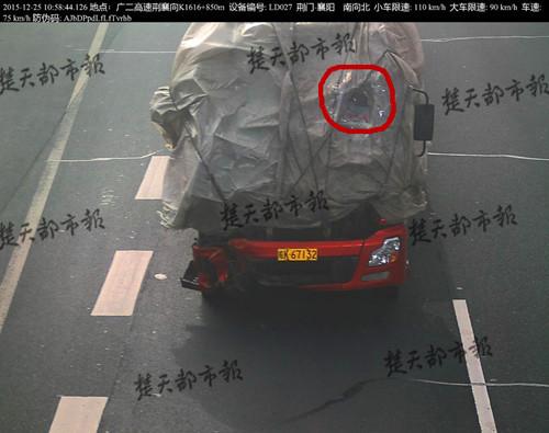 卡车高速上露独眼蒙面狂奔 被疑倒车遭拦停