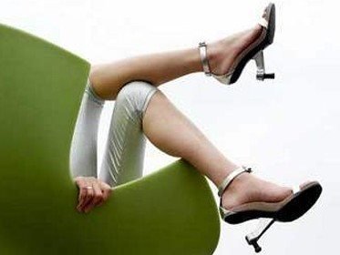 女性常穿高跟鞋易致\变态脚\