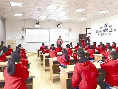 鄂州中小学蒋推广同步课堂 缓解缺教师现状