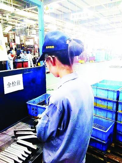 妈妈患乳腺癌 女孩进厂干活挣够大学第一期学