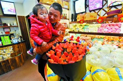 武汉水果店推草莓花 成情人节创意礼物