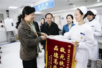 武汉最美护士获市卫生局局长所赠锦旗(图)