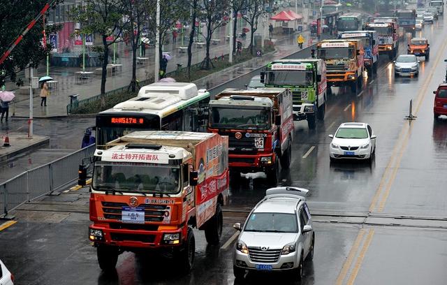 【超级卡车越野赛车队排长龙 冒雨游襄阳(图