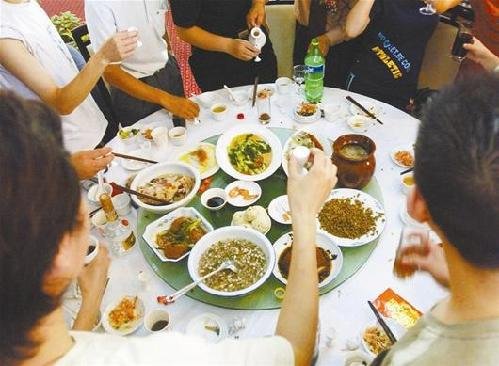 武汉街头餐馆难寻免费米饭 一桶米饭最贵12元