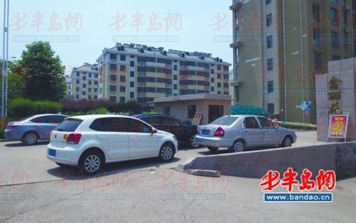 的纠纷问题 ,小区物业禁止不买车位的车辆入内,业主无奈将汽车高清图片
