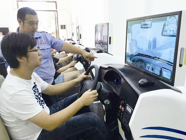 武汉驾校引进模拟练车仪 一台7万价格堪比真车