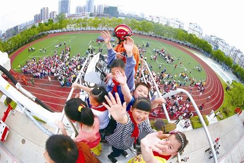 世界最高云梯车现身汉口一小学 学生登高体验