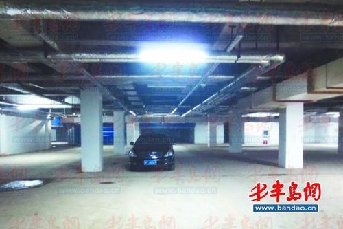 的纠纷问题 ,小区物业禁止不买车位的车辆入内,业主无奈将汽车高清图片