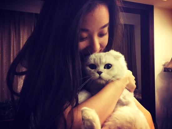 倪妮深夜亲吻猫咪晒自拍 直言:你想我了吗