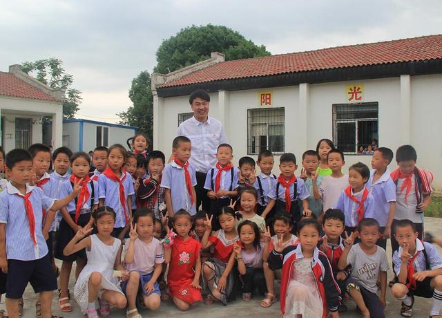 结对资助贫困小学生 启动小丫成长计划