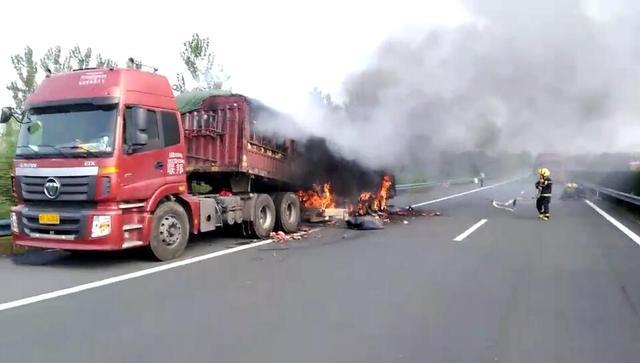 半挂车高速路上起火 30多吨新疆西瓜被烤得焦