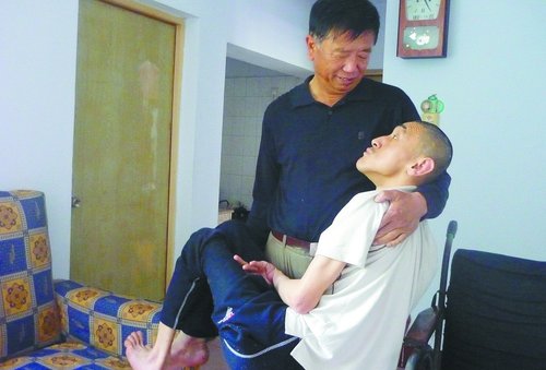 儿子出生即脑瘫老爸一抱30年