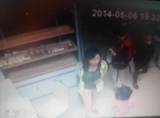 店员转身拿东西 孕妇趁机顺手机被监控拍下(图)