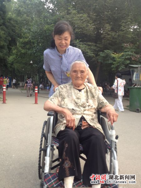 武汉江岸区政府出钱请保姆 让九旬老人走出家