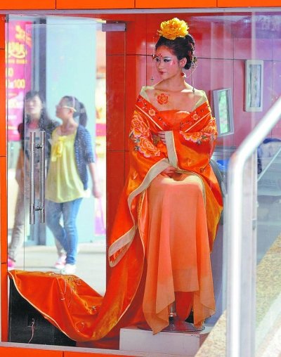 橱窗模特每天端坐七八小时 挣钱辛苦日赚百元