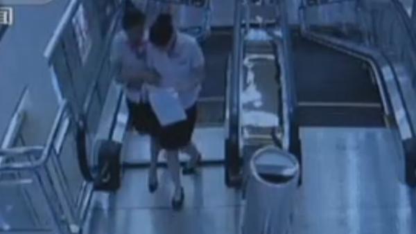 “电梯吃人”事发前夕视频曝光:2员工险坠落_大楚网_腾讯网