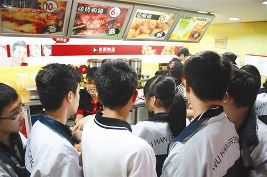 图文:十平米鸡排店 月净赚两万元