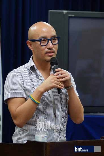 韩国同性恋艺人洪锡天自爆正在热恋 男友不愿