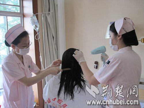 武汉大学口腔医院创优质护理为病人洗头_腾讯