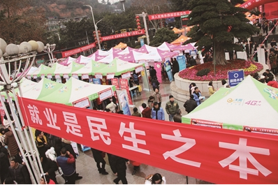 2019年东西部经济_2019年5月22日,甘肃岷县人大代... 就东西部经济协作进行面对面沟通...(3)