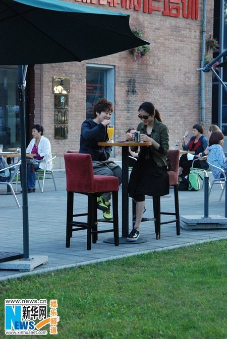 孙菲菲携闺蜜喝下午茶 潮人打扮享受休闲时光