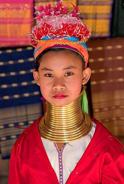 长颈族女人：铜环重达5公斤 一生只能取下3次