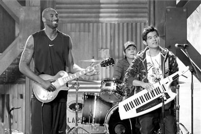 周杰伦推新歌《跨时代》 与科比同台飙吉他(图