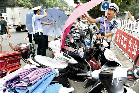 西陵辖区交警查摩托车装伞 排除交通安全隐患
