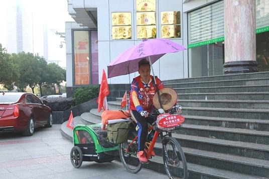 一个人，一辆单车，一面旗帜，这就是冯波骑行路上的全部装备.JPG