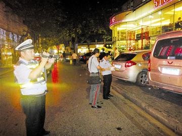 武汉江岸交警严控违停 60余张罚单7辆拖走处理