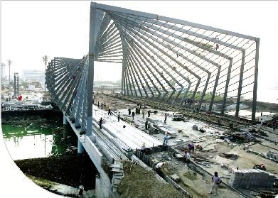 武汉四大靓桥月底完工 修路工:最堵时候已过去