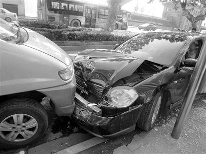 [油门和刹车]汉口女高管驾车接连撞人撞车 疑将油门当