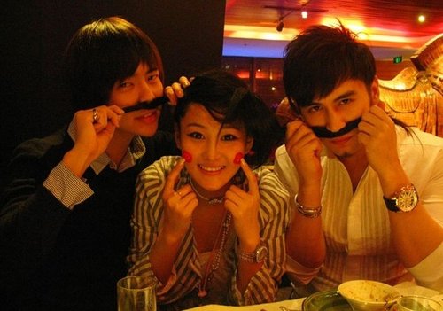 张馨予床照门升级 整容前照片曝光(组图)