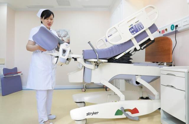 省内首个家庭化产房走俏 孕妇顺产不“挪窝”